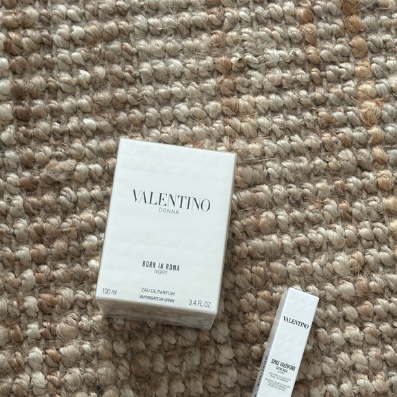 Valentino Spike Extra Rose Lipstick in White Packaging. 620r - Picture 4 of 4
